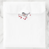 Sticker Rond CHICKADEE & BERRIES ROUGES par SHARON SHARPE (Sac)