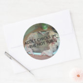 STICKER ROND CHICKS ADULTE DANS LE BAIN À REMOUS CHAUD (Enveloppe)