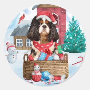 Sticker Rond Chien Cavalier King dans la maison de Noël enneigé