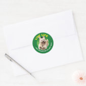 Sticker Rond Chien Courant Dans Le Jardin (Enveloppe)