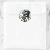 Sticker Rond Chien de Terre-Neuve avec fleurs blanches (Sac)