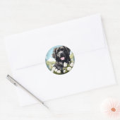 Sticker Rond Chien de Terre-Neuve avec fleurs blanches (Enveloppe)