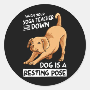 Sticker Rond Chien d'exercice de yoga est une pose de repos pou