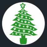 Sticker Rond Chien Empreinte de patte Green Christmas Tree<br><div class="desc">Dessin mignon d'un arbre de Noël décoré d'empreintes de pattes de chiens. Autocollants personnalisés pour les vacances. Idée cadeau pour les amoureux de les chiens.</div>