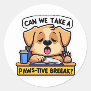 Sticker Rond Chien endormi demandant une pause à pattes en clas