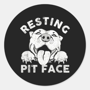 Sticker Rond Chien Pitbull au repos Visage de Pit Humour sarcas