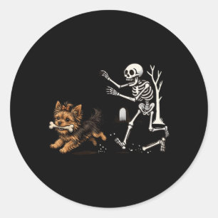 Sticker Rond Chien Yorkie courant un squelette d'Halloween Anim