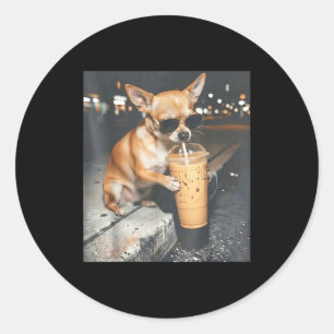 Sticker Rond Chihuahua buvant un café glacé mème animal drôle
