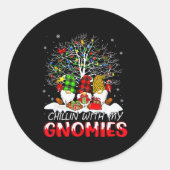 Sticker Rond Chillin With My Gnomies Funny Christmas Family Fri (Devant)