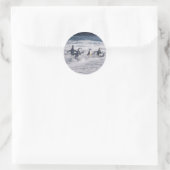 Sticker Rond Chinstrap Penguins dans le surf de plage (Sac)