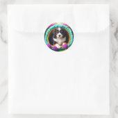 Sticker Rond Chiot mignon dans un panier de fleurs (Sac)