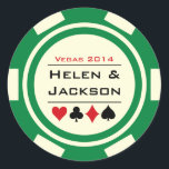 Sticker Rond Chip de poker vert et blanc<br><div class="desc">Se marier à Las Vegas ou dans une autre ville de casino amusante ? Ces autocollants vert et blanc brillant ajouteraient parfaitement à un ballotin, une enveloppe, un buffet de bonbons et plus encore. Personnalisez votre design avec vos noms en noir dans le centre, et une date mariage, merci, etc....</div>