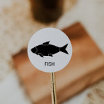 Sticker Rond Choix de repas Mariage de poisson<br><div class="desc">Ces autocollants de choix de repas de mariage de poisson sont parfaits pour un mariage rustique. La conception comporte une icône de poisson avec le nom du plat indiqué ci-dessous (facultatif). Cochez-les sur le devant ou le dos de vos invités, placez des cartes pour qu'ils soient servis le bon repas...</div>