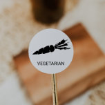 Sticker Rond Choix de repas Mariage végétarien<br><div class="desc">Ces autocollants de choix de repas mariage végétariens sont parfaits pour un mariage rustique. La conception comporte une icône de carotte avec le nom du plat indiqué ci-dessous (facultatif). Cochez-les sur le devant ou le dos de vos invités, placez des cartes pour qu'ils soient servis le bon repas à votre...</div>