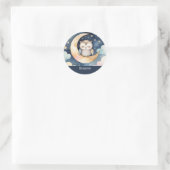Sticker Rond Chouette couchée mignonne sur la lune Nom personna (Sac)