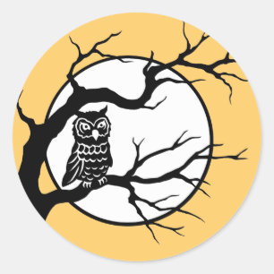 Sticker Rond Chouette effrayante sur une silhouette d'arbre dén