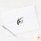 Sticker Rond Chouette effrayante sur une silhouette d'arbre nu (Enveloppe)