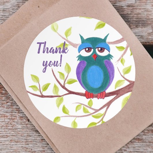 Sticker Rond Chouette endormie mignonne sur un arbre dessin ani