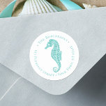 Sticker Rond Christmas Beach Seahorse Round Return Adresse<br><div class="desc">Cette étiquette d'adresse de retour de Noël côtière comporte un hippocampe à parties scintillant bleu aqua sur un arrière - plan bleu aqua plus clair. *Si vous souhaitez que ce design soit disponible sur d'autres produits ou si vous avez besoin d'aide,  veuillez me contacter par l'intermédiaire de Zazzle Conversation.</div>