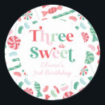 Sticker Rond Christmas Candy Three is Sweet 3e anniversaire<br><div class="desc">Il y a trois douceurs ! Candy de Noël 3e anniversaire autocollants avec sucres de canne,  fèves de gelée et autres bonbons.</div>