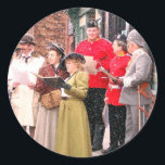 STICKER ROND CHRISTMAS CAROL CHANTEURS VICTORIENS<br><div class="desc">Recréer il y a longtemps avec des chanteurs carol victoriens. Cliquez sur customiser pour customiser. Visitez notre magasin en cliquant sur deux sociétés. Angleterre Royaume-Uni.</div>