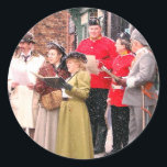 STICKER ROND CHRISTMAS CAROL CHANTEURS VICTORIENS<br><div class="desc">Recréer il y a longtemps avec des chanteurs carol victoriens. Cliquez sur customiser pour customiser. Visitez notre magasin en cliquant sur deux sociétés. Angleterre Royaume-Uni. co.uk</div>