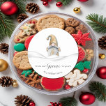 Sticker Rond Christmas Gnome<br><div class="desc">Belle pouce-up gnome barbu dans la neige avec "From our Gnome to Yours" en lettres chic personnalisées avec vos noms sur des autocollants amusants dans beaucoup de formes et de tailles pour enveloppes,  emballage cadeau et plus. CORRESPONDANCE d'objets dans notre collection.</div>