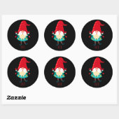 Sticker Rond Christmas Gnome Holding Christmas Lights (Feuille)