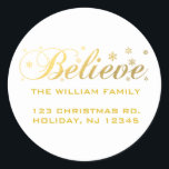 Sticker Rond Christmas Holiday Gold Believe<br><div class="desc">Sticker d'adresse de Noël Holiday Gold Believe. Croyez en Noël et la paix, la joie et la joie qu'il apporte aux jeunes comme aux adultes.le mot "Croyez" en écriture d'or texte superposition design avec des flocons de neige dorés tombant sur un arrière - plan blanc de neige.Haute qualité, couleur pleine,...</div>