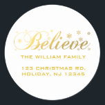 Sticker Rond Christmas Holiday Gold Believe<br><div class="desc">Sticker d'adresse de Noël Holiday Gold Believe. Croyez en Noël et la paix, la joie et la joie qu'il apporte aux jeunes comme aux adultes.le mot "Croyez" en écriture d'or texte superposition design avec des flocons de neige dorés tombant sur un arrière - plan blanc de neige.Haute qualité, couleur pleine,...</div>