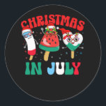 Sticker Rond Christmas in July Watermelon Ice Pops Xmas Santa H<br><div class="desc">Fête de famille extraordinaire de Noël. Le 4 Juillet célébrant Baby. Noël à la plage ou à la piscine de lac camping. relaxez-vous pour la revue de mi-année de santa claus. cadeaux sous le mistletoe, Noël en été, Beach Party, Croisière Noël en juillet. Awesome tee de Noël ou X-mas présent...</div>