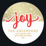 Sticker Rond Christmas Joy Red et Gold Adresse manuscrite<br><div class="desc">Texte manuscrit moderne avec des étoiles et des lettres enneigées pour des étiquettes autocollants d'adresse de retour personnalisés pour les cadeaux de vacances et les cartes de voeux.</div>