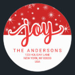 Sticker Rond Christmas Joy Rouge et blanc Adresse manuscrite<br><div class="desc">Texte manuscrit moderne avec des étoiles et des lettres enneigées pour des étiquettes autocollants d'adresse de retour personnalisés pour les cadeaux de vacances et les cartes de voeux.</div>