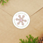 Sticker Rond Christmas Modern Cute Retourner Adresse Snowflakes<br><div class="desc">Cette conception de Noël de vacances comprend une joyeuse adresse de retour de Noël, des flocons de neige colorés rouges et verts, des Noël contemporains simples, minimalistes minimalistes typographie hivernale, fête de Noël fantaisie, moderne simpliste festif mignon, classique nom de famille simple Noël, calligraphie joyeux Noël, typographie lunatique modèle chic,...</div>