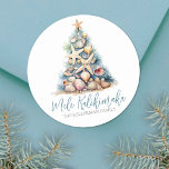 Sticker Rond Christmas Tree Beach Mele Kalikimaka<br><div class="desc">Sticker rond classique Mele Kalikimaka Beach Christmas Tree. Étalez un peu de joie de vacances sur la plage avec cet autocollant rond unique avec un arbre de Noël fait de coquillages et d'étoiles de mer. L'arbre, surmonté d'une étoile de mer, est conçu dans des teintes vertes et bleues apaisantes, rappelant...</div>