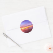 Sticker Rond Ciels violets au-dessus de la mer (Enveloppe)
