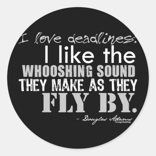 Sticker Rond Citation de dates-butoirs de Douglas Adams (Devant)