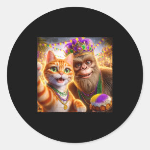 Sticker Rond Citation drôle de chat Bigfoot selfie Mardi Gras _