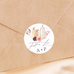 Sticker Rond Citrouille Automne  Automne Mariage<br><div class="desc">Cet autocollant mariage présente des citrouilles blancs et jaunes d'aquarelle ornés de fleurs bordeaux,  marrons et roses rousses sur les feuilles d'automne. Pour une personnalisation plus avancée de cette conception,  cliquez sur le lien "Customiser plus loin". Des articles correspondants sont également disponibles.</div>