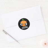 Sticker Rond Citrusly Oétrange Funny étrange orange pun foncé B (Enveloppe)