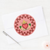 Sticker Rond Claddagh et Red Knotwork sur rose (Enveloppe)