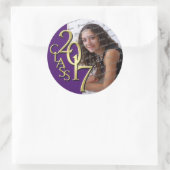 Sticker Rond Classe de 2017 Purple and Gold Graduation Photo (Sac)