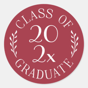 Sticker Rond Classe de 2024 Graduate Chic Burgundy White Emblem