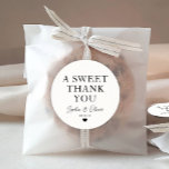 Sticker Rond Classic A Sweet Merci Heart Nom du Mariage Favoris<br><div class="desc">Un Sticker Mariage classique en Merci noir avec "Un Merci doux" dans une police classique moderne et élégante. Vous pouvez facilement le personnaliser avec vos noms et date mariage.</div>