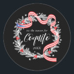 Sticker rond classique Coquito Christmas Wreath<br><div class="desc">Étiquette de Coquito avec une couronne de Noël et un ruban du drapeau portoricain.</div>