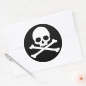 Sticker rond classique crâne simple et os croisés (Enveloppe)