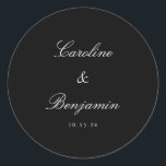 Sticker Rond Classique Noir Script élégant Mariage personnalisé<br><div class="desc">Élégant classique classique classique classique traditionnel Script élégant Invitation de mariage personnalisé Sticker rond classique avec Arrière - plan noir et texte blanc</div>