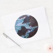 Sticker Rond Claude Monet - Les Rochers à Belle-Ile, Côte sauva (Enveloppe)