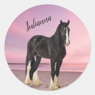 Sticker Rond Clydesdale noir et blanc sur la plage au coucher d