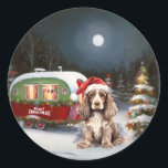 Sticker Rond Cocker d'hiver Spaniel Caravan Christmas Adventure<br><div class="desc">Laissez-vous tenter par la magie d'une nuit d'hiver enneigée alors qu'une caravane glisse gracieusement à travers le paysage illuminé par la lune. La beauté sereine de la neige scintillante et l'éclat enchanteur de la lune créent une scène captivante, promettant une aventure de Noël inoubliable remplie de chaleur, de joie et...</div>